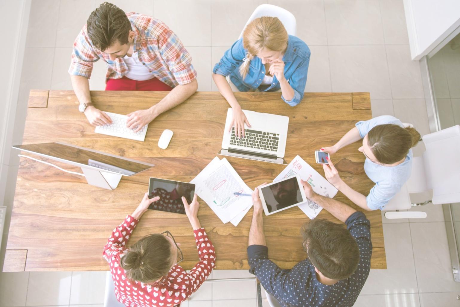 Réunion de partenaires financiers analysant des documents stratégiques